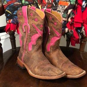 Gently used she’s a pistol cowboy boots